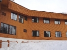 danger-sign-and-roof-snow-hanging
