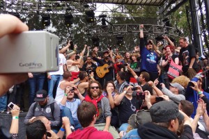 Sing-a-long with Tom Morello at #OutsideLands – World Wide Rebel Songs